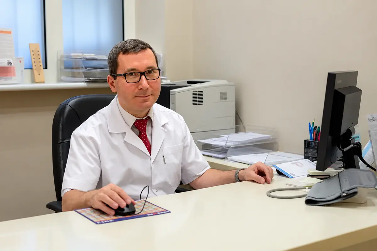 lek. med. Piotr Broda w gabinecie